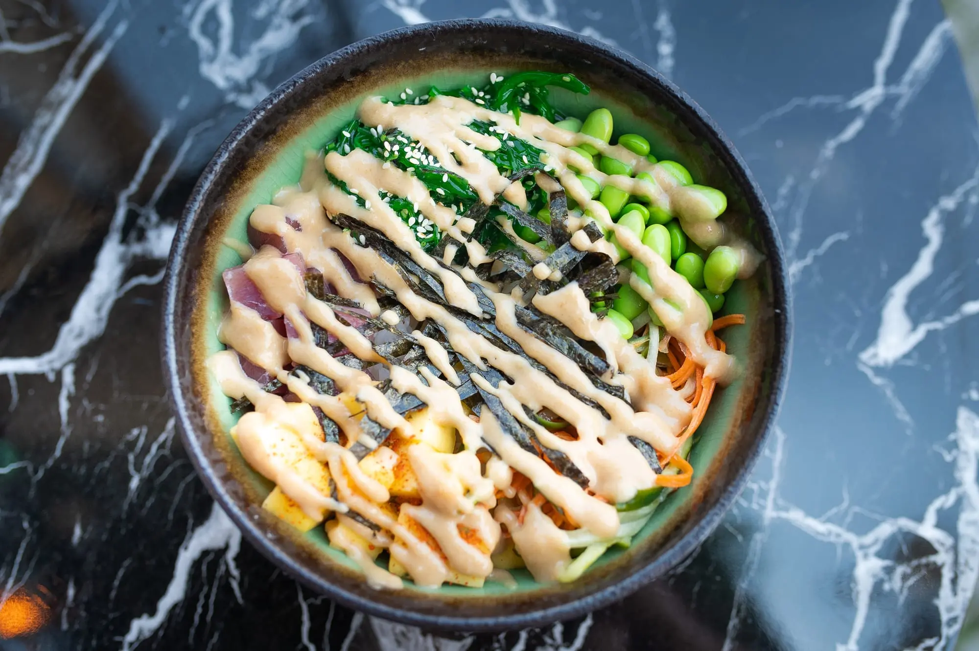 Poke bowl z edamame, wakame i sosem sezamowym w Sushi Okami 2.0 Oleśnica