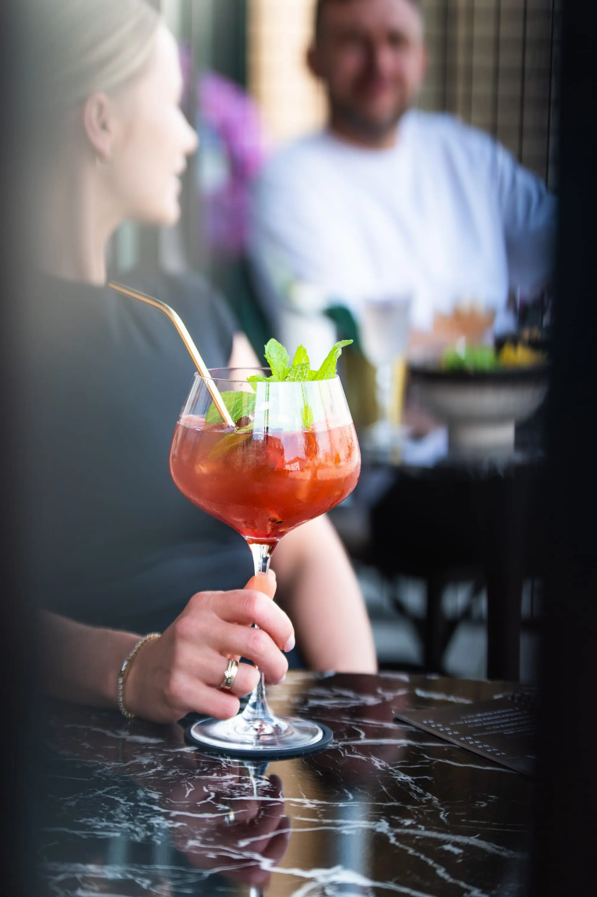 Goście delektujący się drinkami w Sushi Okami 2.0 Oleśnica