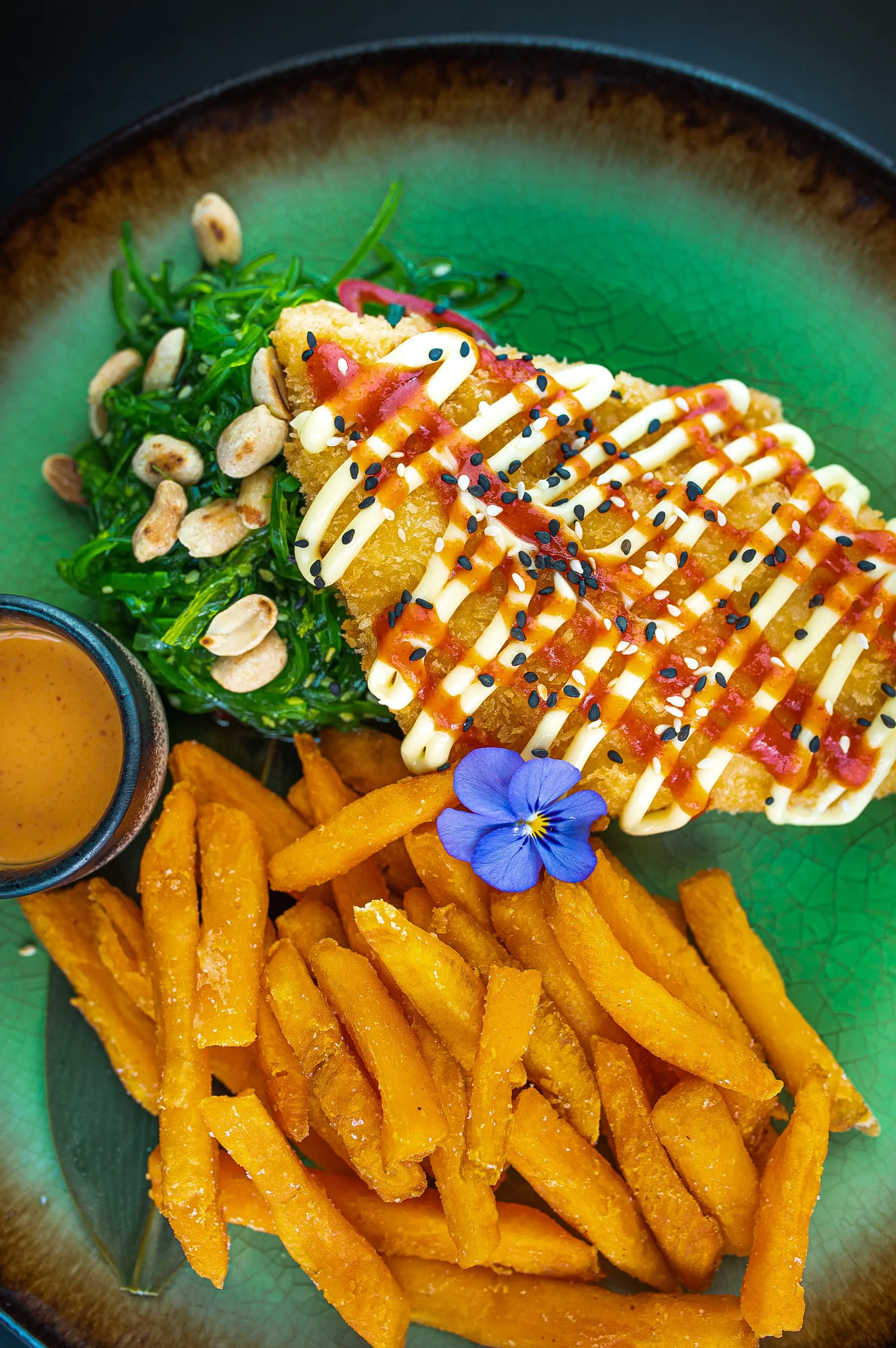 Danie z kurczakiem w tempurze, wakame i frytkami z batata w Sushi Okami 2.0 Oleśnica