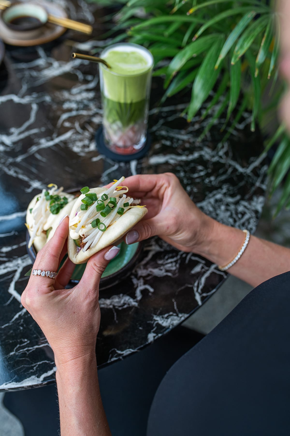 Świeże sushi w pudełku gotowe do dostawy w centrum Oleśnicy