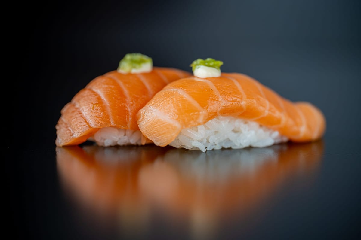 Talerz świeżego nigiri sushi podanego w restauracji w centrum Oleśnicy