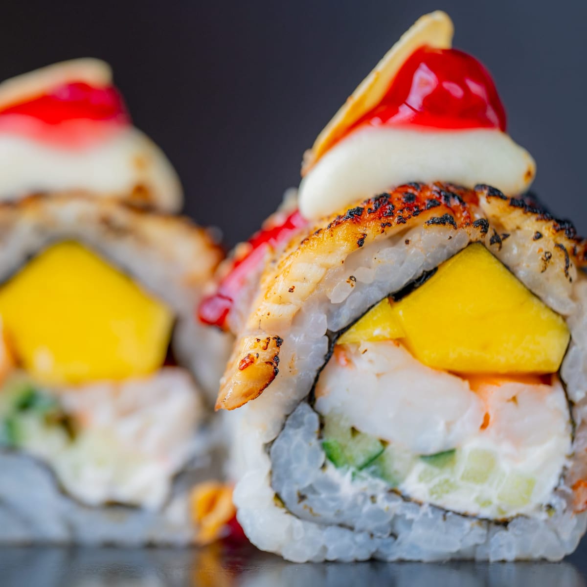 Zapiekane rolki sushi na talerzu w restauracji Sushi Okami w Oleśnicy