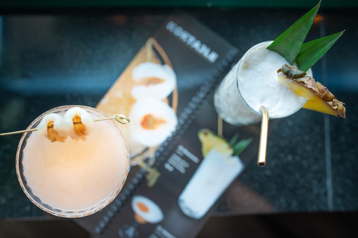 Świeże rolki sushi w pudełku do dostawy w centrum Oleśnicy