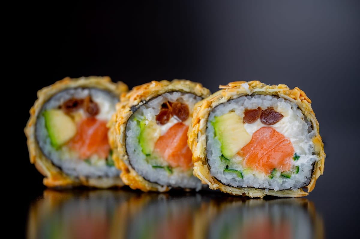 Chrupiące tempura rolls podane w restauracji sushi w Oleśnicy na Rynku