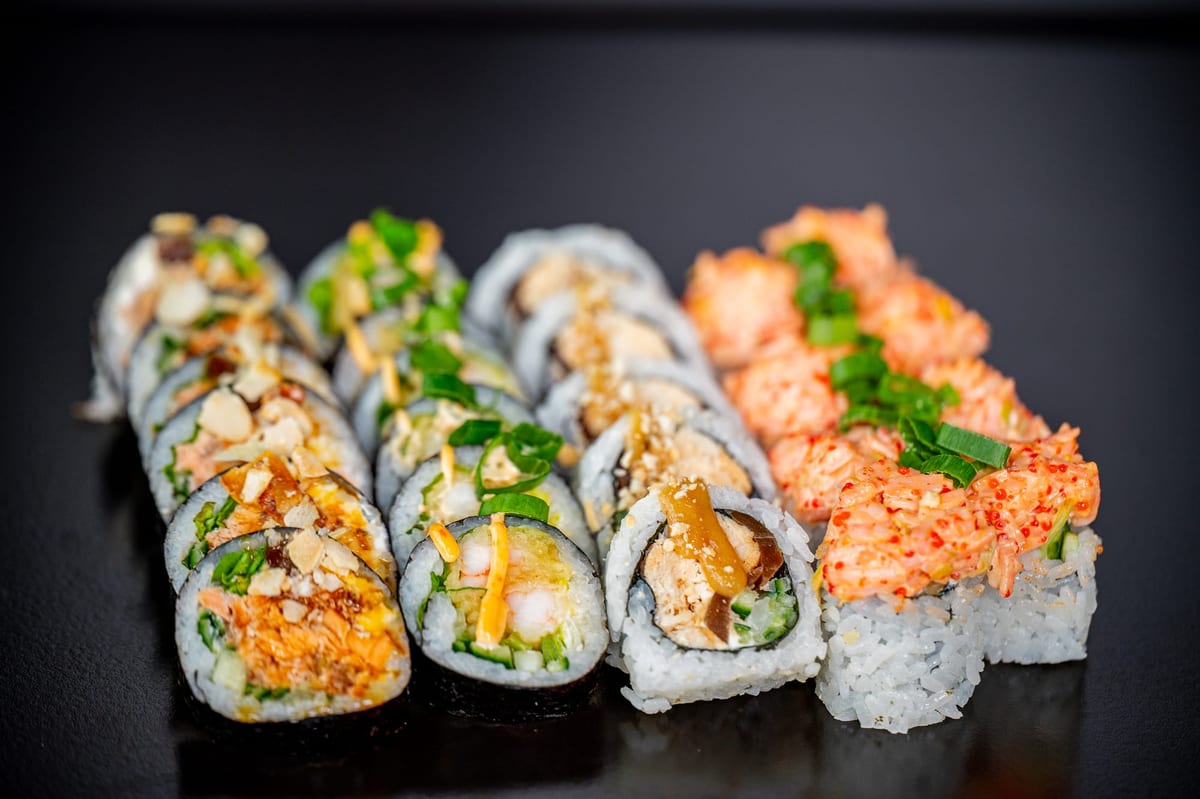 Kolorowe zestawy sushi na drewnianej desce w restauracji w Oleśnicy